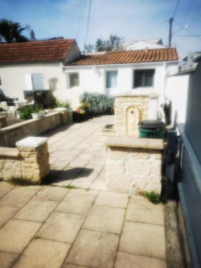 petite maison 15 mn à pied du marche et vieux port